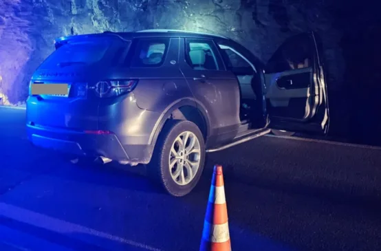 Homem de 49 anos invadiu área interditada e colidiu o veículo contra rochas.