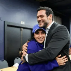 Presidente da CBF, Samir Xaud cumprimenta a jogadora Marta - Foto: Lívia Villas Boas/CBF.