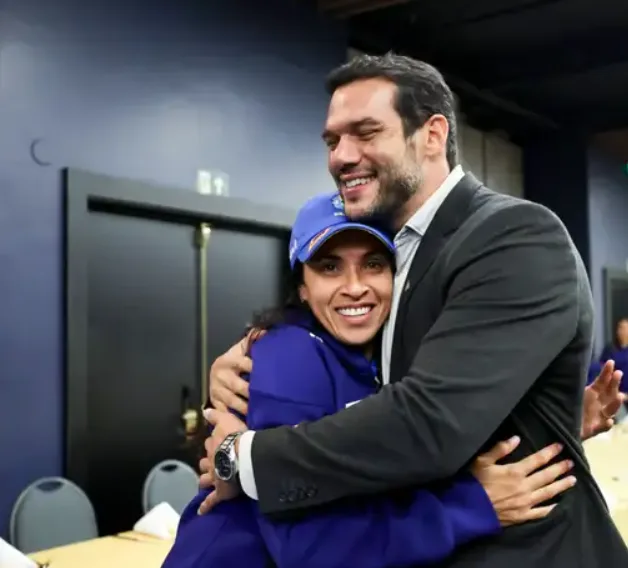 Presidente da CBF, Samir Xaud cumprimenta a jogadora Marta - Foto: Lívia Villas Boas/CBF. Presidente da CBF, Samir Xaud cumprimenta a jogadora Marta - Foto: Lívia Villas Boas/CBF.
