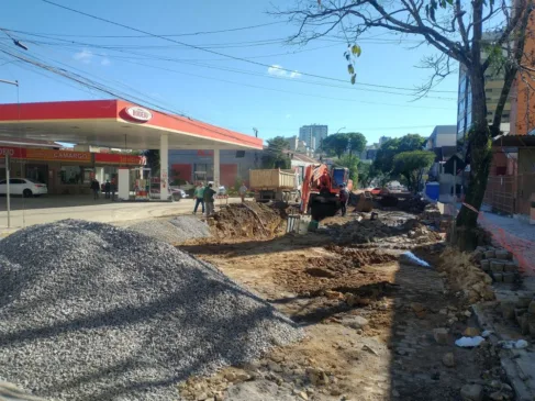 Obra na Rua Dr. Montaury, entre as ruas Hércules Galló e Flores da Cunha.

Foto por Fabiano Provin/Samae