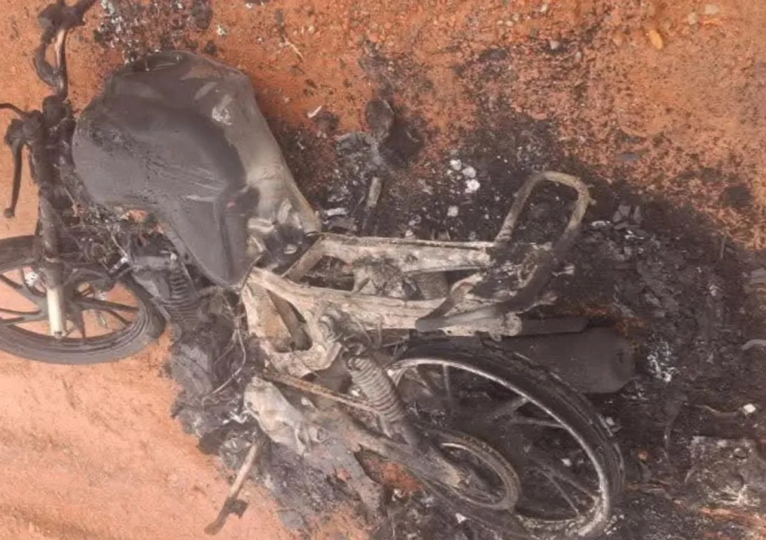 Motocicleta é encontrada incendiada em estrada do interior de Farroupilha Motocicleta é encontrada incendiada em estrada do interior de Farroupilha