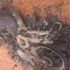 Motocicleta é encontrada incendiada em estrada do interior de Farroupilha