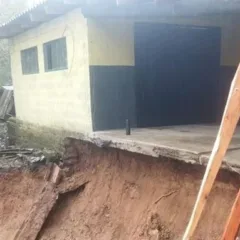 Deslizamento de terra põe em risco os imóveis localizados na zona rural de Caxias do Sul. (Foto: Defesa Civil)
