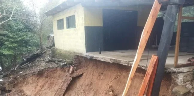 Deslizamento de terra põe em risco os imóveis localizados na zona rural de Caxias do Sul. (Foto: Defesa Civil)