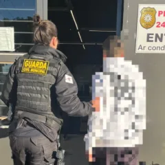 Adolescente é encaminhado à delegacia após danificar banco em praça de Bento Gonçalves