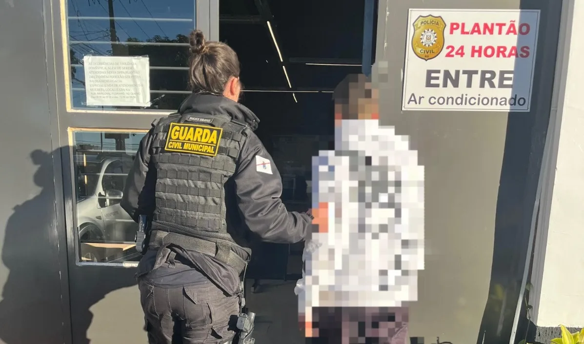 Adolescente é encaminhado à delegacia após danificar banco em praça de Bento Gonçalves