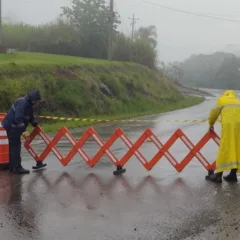 Trânsito é restringido na ERS-431, acesso à Linha Alcântara, em Bento Gonçalves