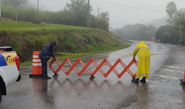 Trânsito é restringido na ERS-431, acesso à Linha Alcântara, em Bento Gonçalves