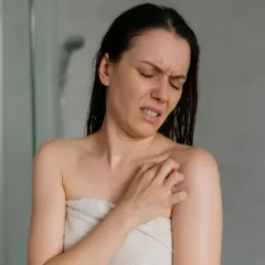 Por que sentimos coceira depois de banho quente
