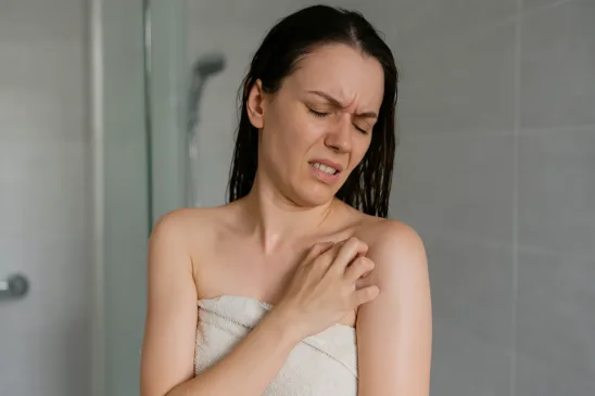 Por que sentimos coceira depois de banho quente