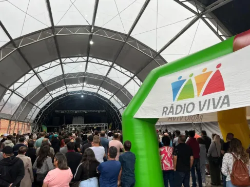 Música e alegria marcam Festa da Rádio Viva 94.5 FM na Feira de Inverno de Flores da Cunha