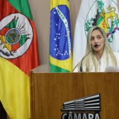 Andressa Mallmann alerta para a desistência de ONGs no acordo sobre o uso do castramóvel. Foto: Pietra Lima/Câmara Caxias.