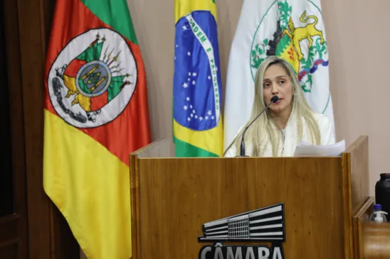 Andressa Mallmann alerta para a desistência de ONGs no acordo sobre o uso do castramóvel. Foto: Pietra Lima/Câmara Caxias.