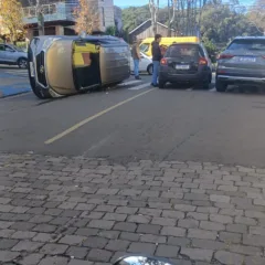 Vídeo mostra acidente com capotamento na área central de Caxias do Sul. Imagem Especial Leouve.