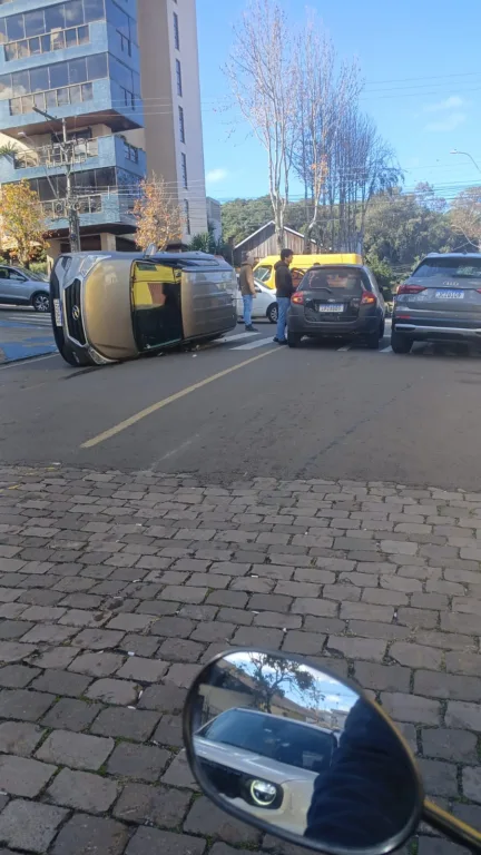 Vídeo mostra acidente com capotamento na área central de Caxias do Sul. Imagem Especial Leouve.