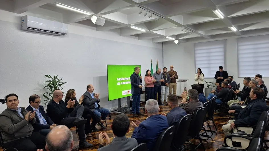 Governo do RS libera recursos para recuperar estradas rurais Governo do RS libera recursos para recuperar estradas rurais