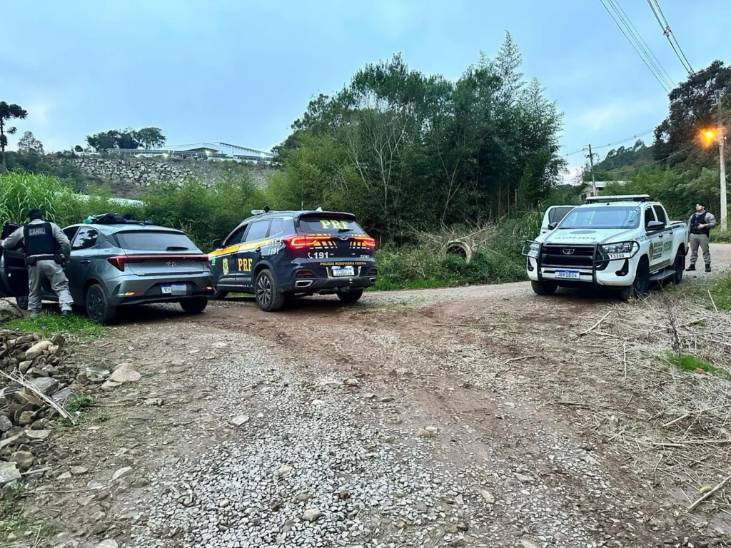 Após perseguição na Rota do Sol, polícia prende casal com veículo roubado e drogas em Caxias do Sul Após perseguição na Rota do Sol, polícia prende casal com veículo roubado e drogas em Caxias do Sul