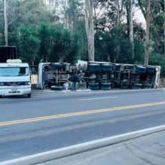 Carreta tombou às margens da ERS-122 durante a madrugada desta sexta (13), em Caxias do Sul. Carga foi transferida para outro veículo | Fotos: Marcelo Oliveira / Grupo RSCOM