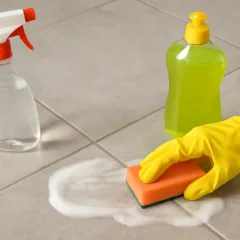 Você mistura vinagre e sabão no piso Esse truque pode danificar o rejunte
