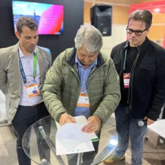 Parceria BRDE prefeito Nestor assinando convênio junto com Leonardo Busato e Rafael Bazzan | Foto: Prefeitura de Gramado / Divulgação