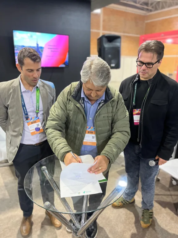 Parceria BRDE prefeito Nestor assinando convênio junto com Leonardo Busato e Rafael Bazzan | Foto: Prefeitura de Gramado / Divulgação