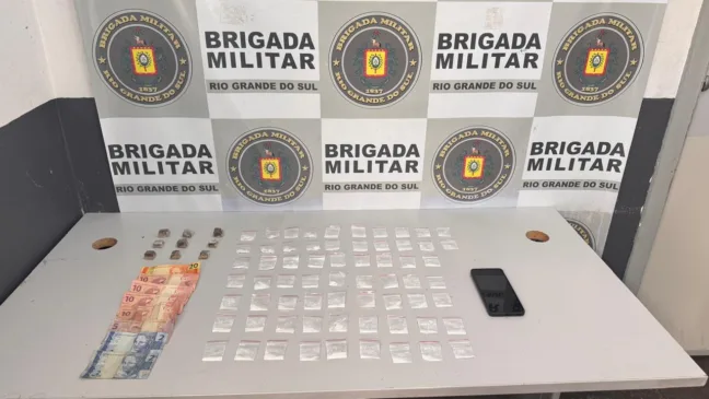 Choque flagra ponto de tráfico e prende homem com cocaína e maconha em Caxias do Sul