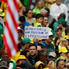  No início da tarde, por volta das 14h, o público ocupava um quarteirão da via. (Miguel SCHINCARIOL / AFP)