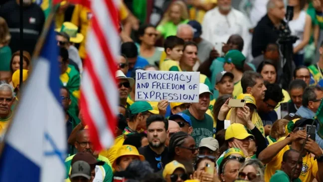  No início da tarde, por volta das 14h, o público ocupava um quarteirão da via. (Miguel SCHINCARIOL / AFP)