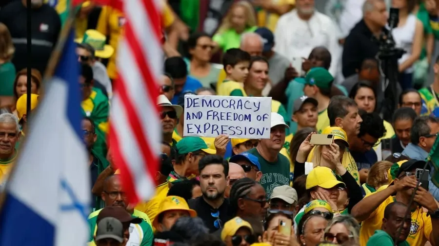  No início da tarde, por volta das 14h, o público ocupava um quarteirão da via. (Miguel SCHINCARIOL / AFP)