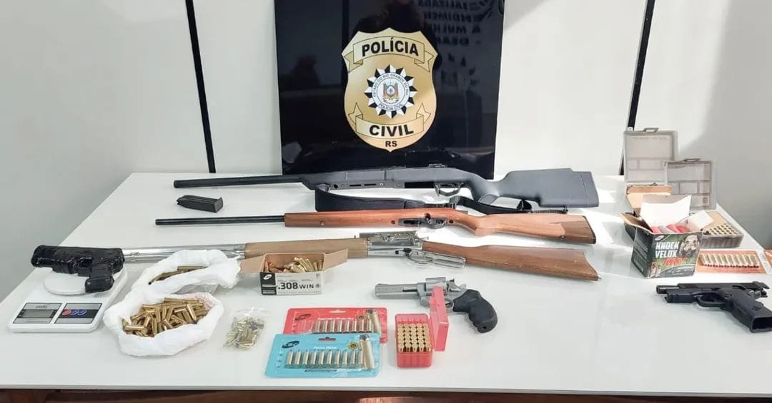 Polícia Civil apreende arsenal durante operação em três bairros de Bento Gonçalves Polícia Civil apreende arsenal durante operação em três bairros de Bento Gonçalves