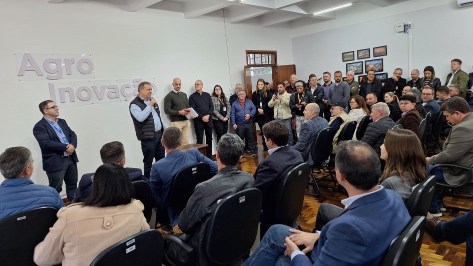 Municípios da Serra Gaúcha assinam convênios com governo do RS para reconstrução de estradas rurais
