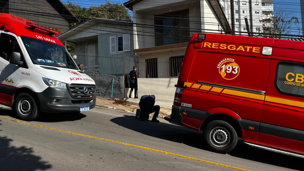 Homem fica com a perna presa em portão após queda de escada em Bento Gonçalves