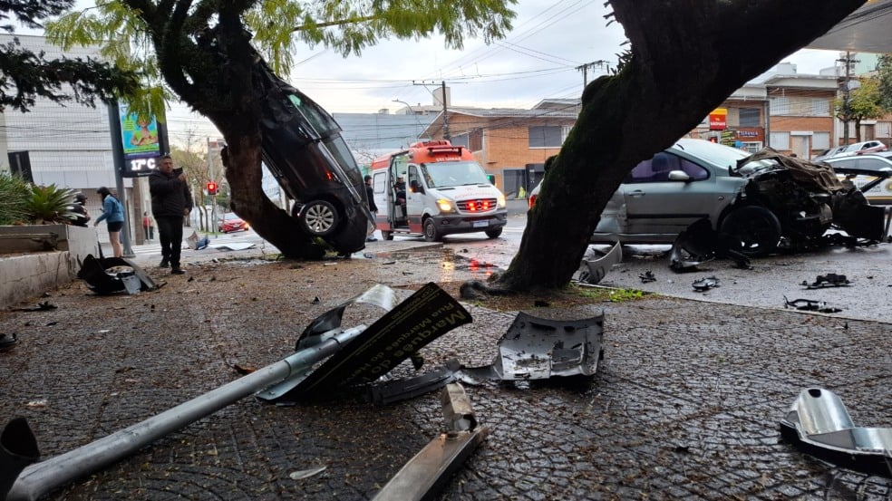 Acidente entre dois veículos deixa passageiro ferido no centro de Caxias do Sul. Foto; Especial Leouve.