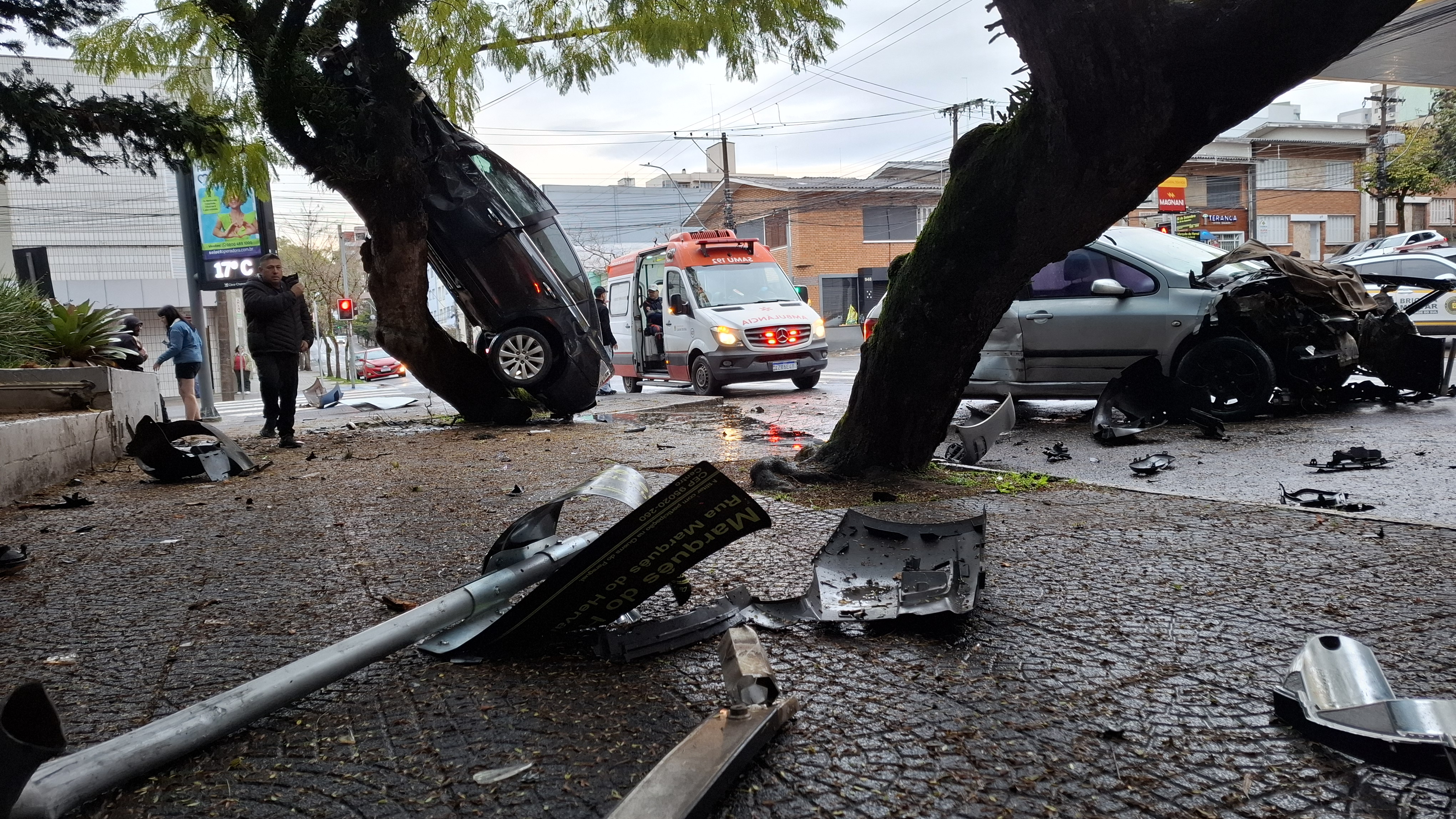 Acidente entre dois veículos deixa passageiro ferido no centro de Caxias do Sul. Foto; Especial Leouve.