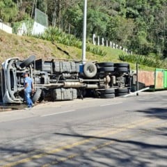 Caminhão capota na BR-116, próximo a Galópolis, em Caxias do Sul. Foto: Robinho/Grupo RSCOM.