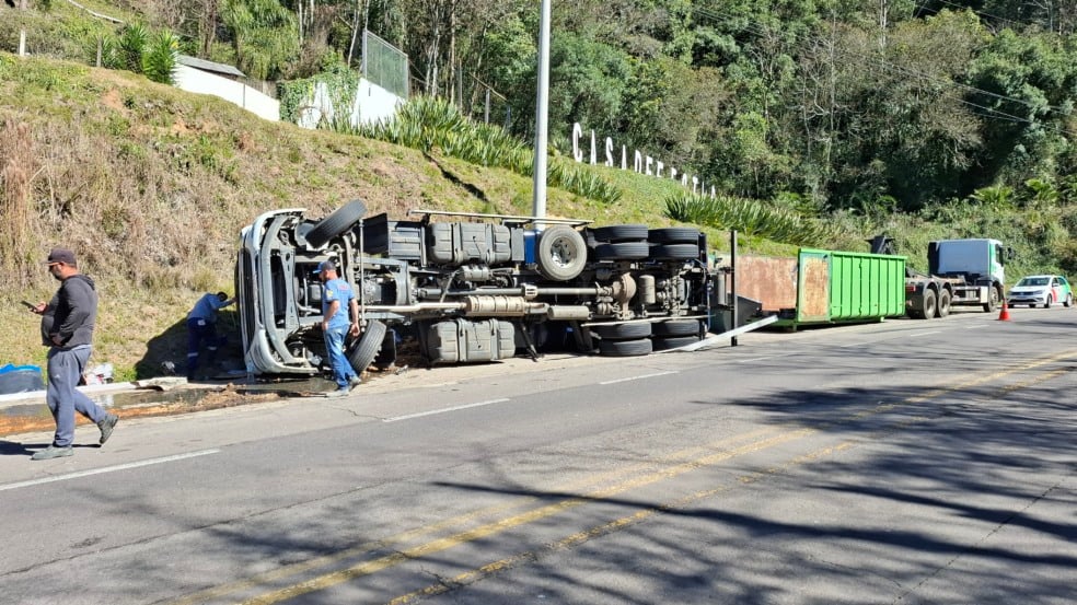 Caminhão capota na BR-116, próximo a Galópolis, em Caxias do Sul. Foto: Robinho/Grupo RSCOM.