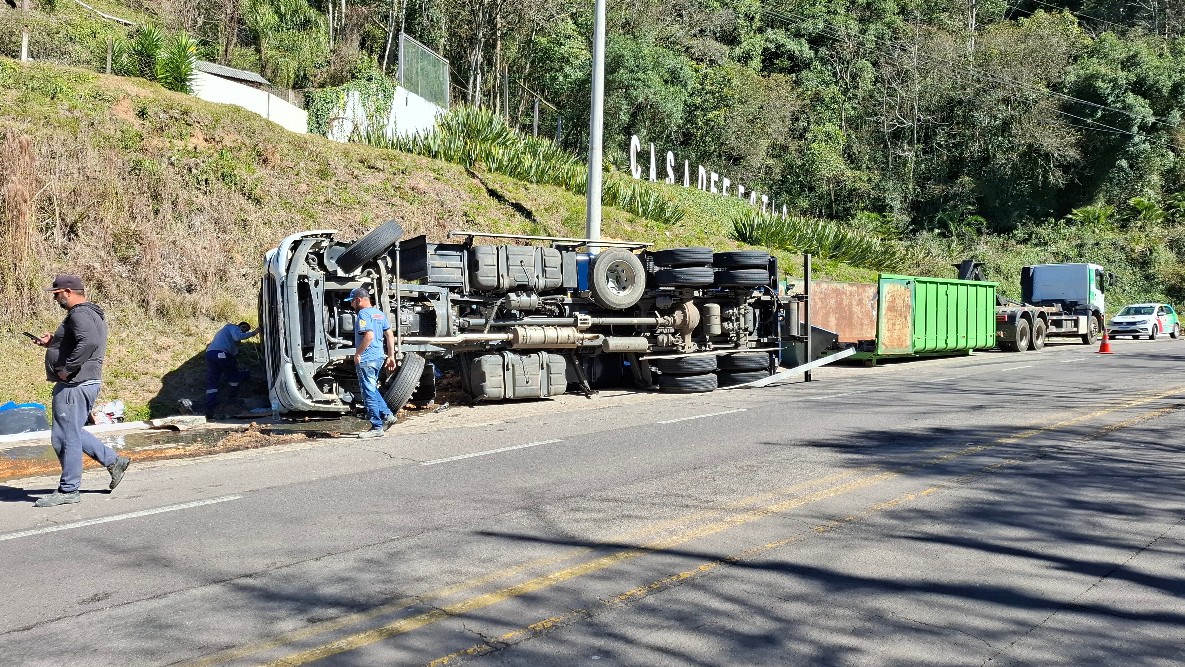 Caminhão capota na BR-116, próximo a Galópolis, em Caxias do Sul. Foto: Robinho/Grupo RSCOM.