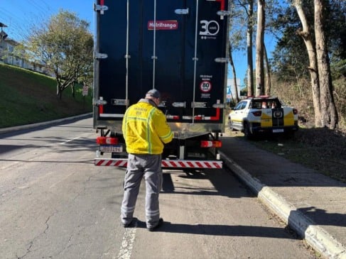Em três horas, Fiscalização de Trânsito autua 12 caminhões em mau estado de conservação nesta quinta-feir﻿a. Foto: Fiscalização de Trânsito/Divulgação.