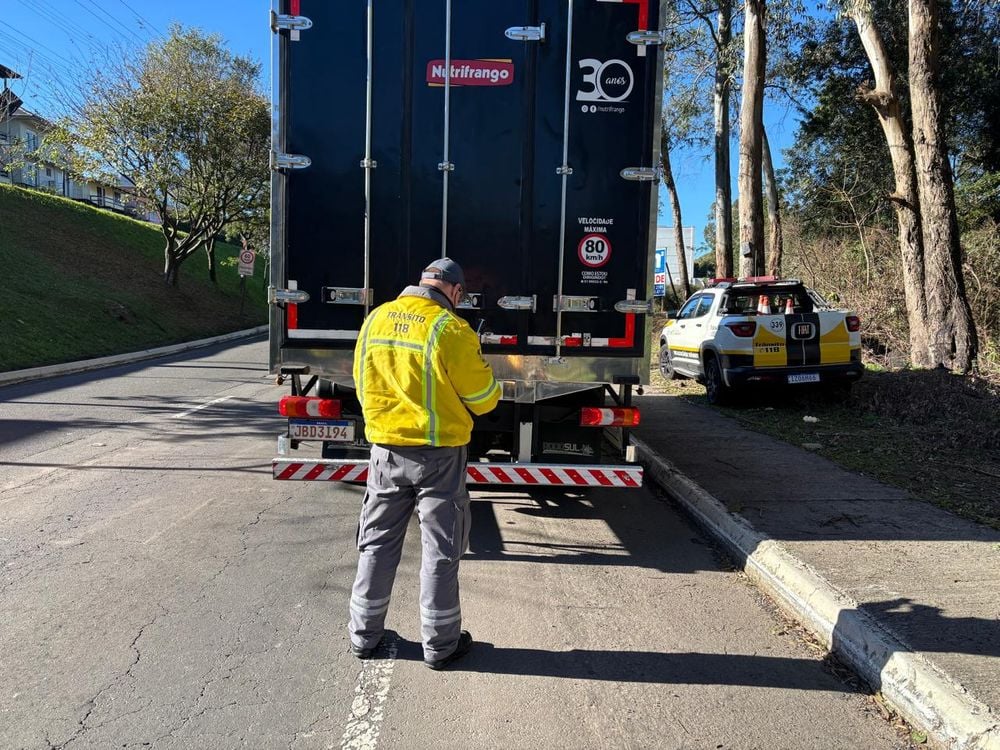 Em três horas, Fiscalização de Trânsito autua 12 caminhões em mau estado de conservação nesta quinta-feir﻿a. Foto: Fiscalização de Trânsito/Divulgação.