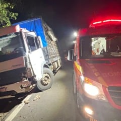 Motorista abandona caminhão após causar acidente na BR-470, em Bento Gonçalves