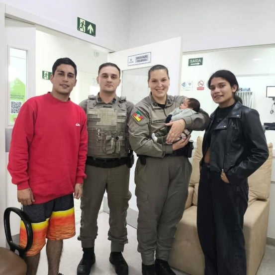 Os pais da criança expressaram profundo agradecimento à equipe da Brigada Militar pela intervenção rápida e eficaz, e autorizaram a divulgação da imagem registrada no hospital, ao lado da guarnição. (Foto: Comunicação Social do 3ºRPMon)