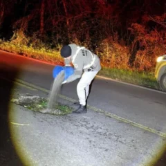 Sem obras do Daer, policiais rodoviários tapam buracos na ERS-324 por conta própria