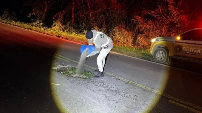 Sem obras do Daer, policiais rodoviários tapam buracos na ERS-324 por conta própria