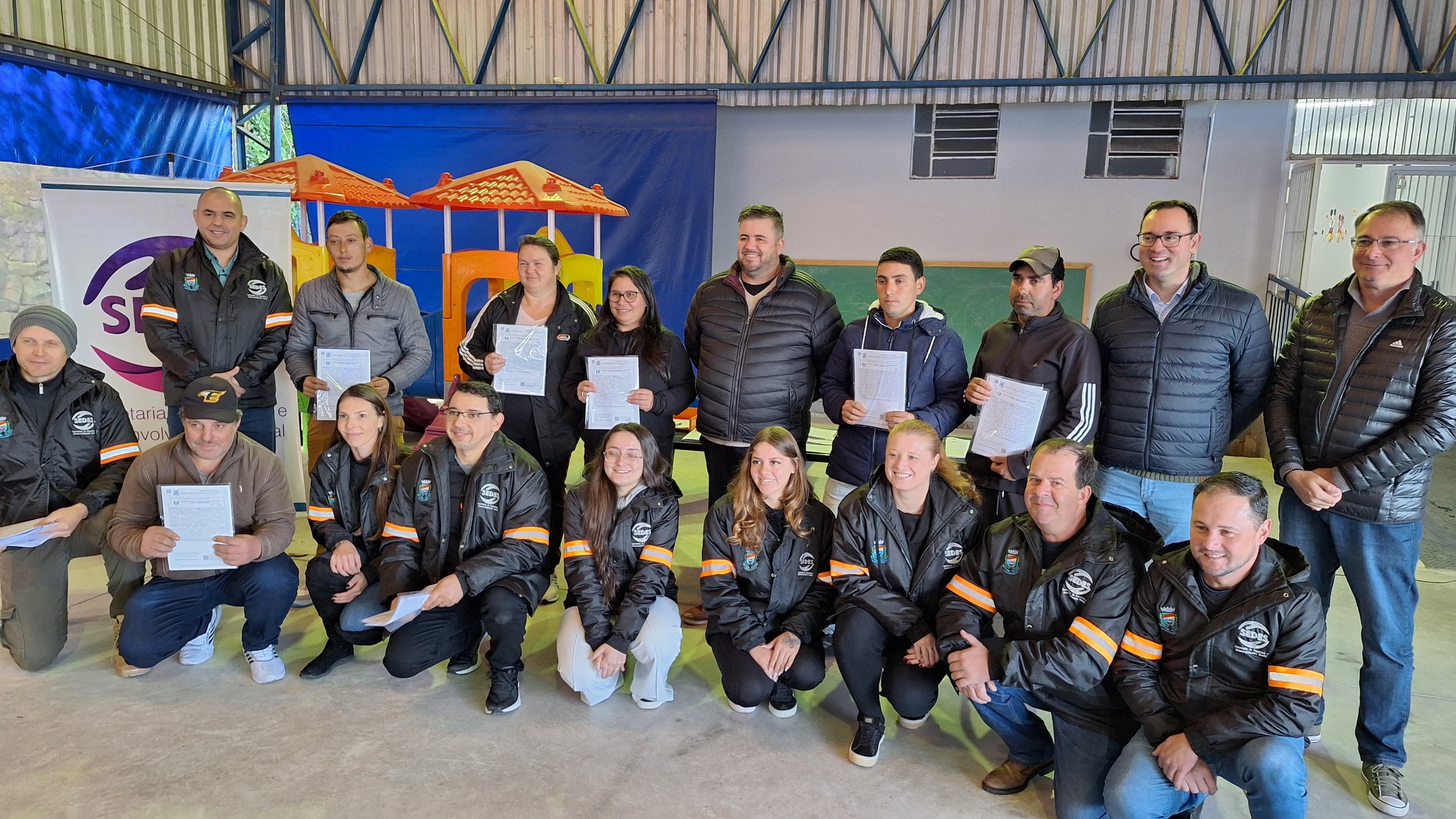 192 famílias recebem matrículas de regularização fundiária no Bairro Municipal, em Bento Gonçalves