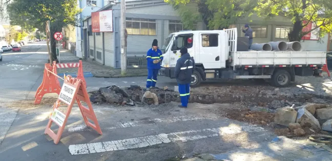 Trânsito na Coronel Camisão está em meia pista para obras de drenagem. Foto: Ederson de Oliveira/Divulgação.