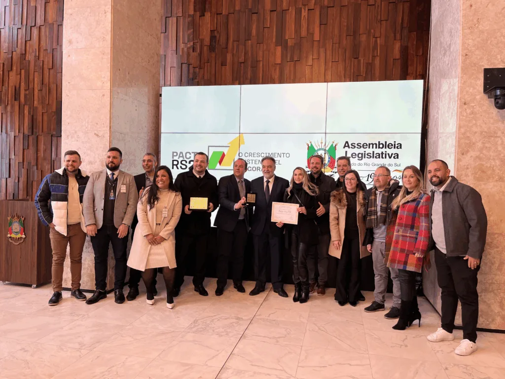 Rádio Viva recebe medalha pelos 35 anos na Assembleia Legislativa do RS. Foto: Mayara Osmainchi/Grupo RSCOM.