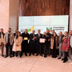 Rádio Viva recebe medalha pelos 35 anos na Assembleia Legislativa do RS. Foto: Mayara Osmainchi/Grupo RSCOM.
