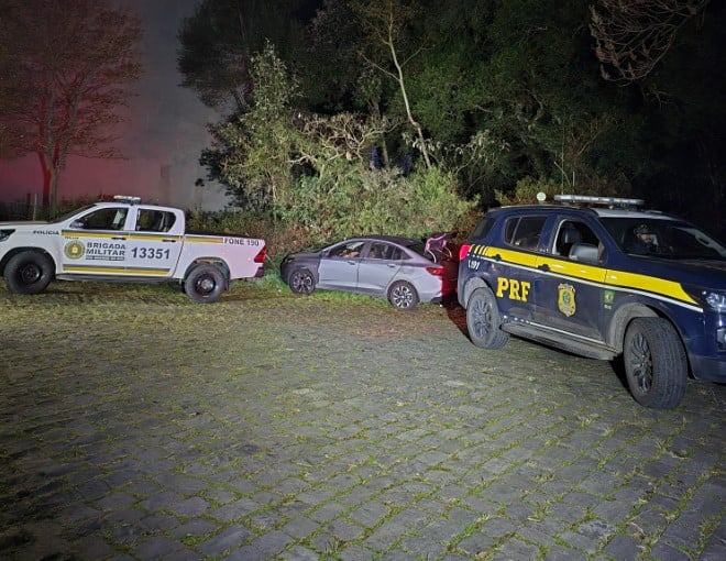 Suspeitos de roubo à mão armada são presos e carros recuperados em ação conjunta em Caxias do Sul