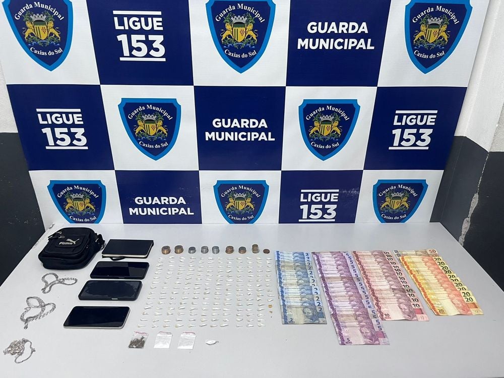 Guarda Municipal prende casal com drogas perto de escola no bairro Vila Leon. Foto: Divulgação GM Guarda Municipal prende casal com drogas perto de escola no bairro Vila Leon. Foto: Divulgação GM