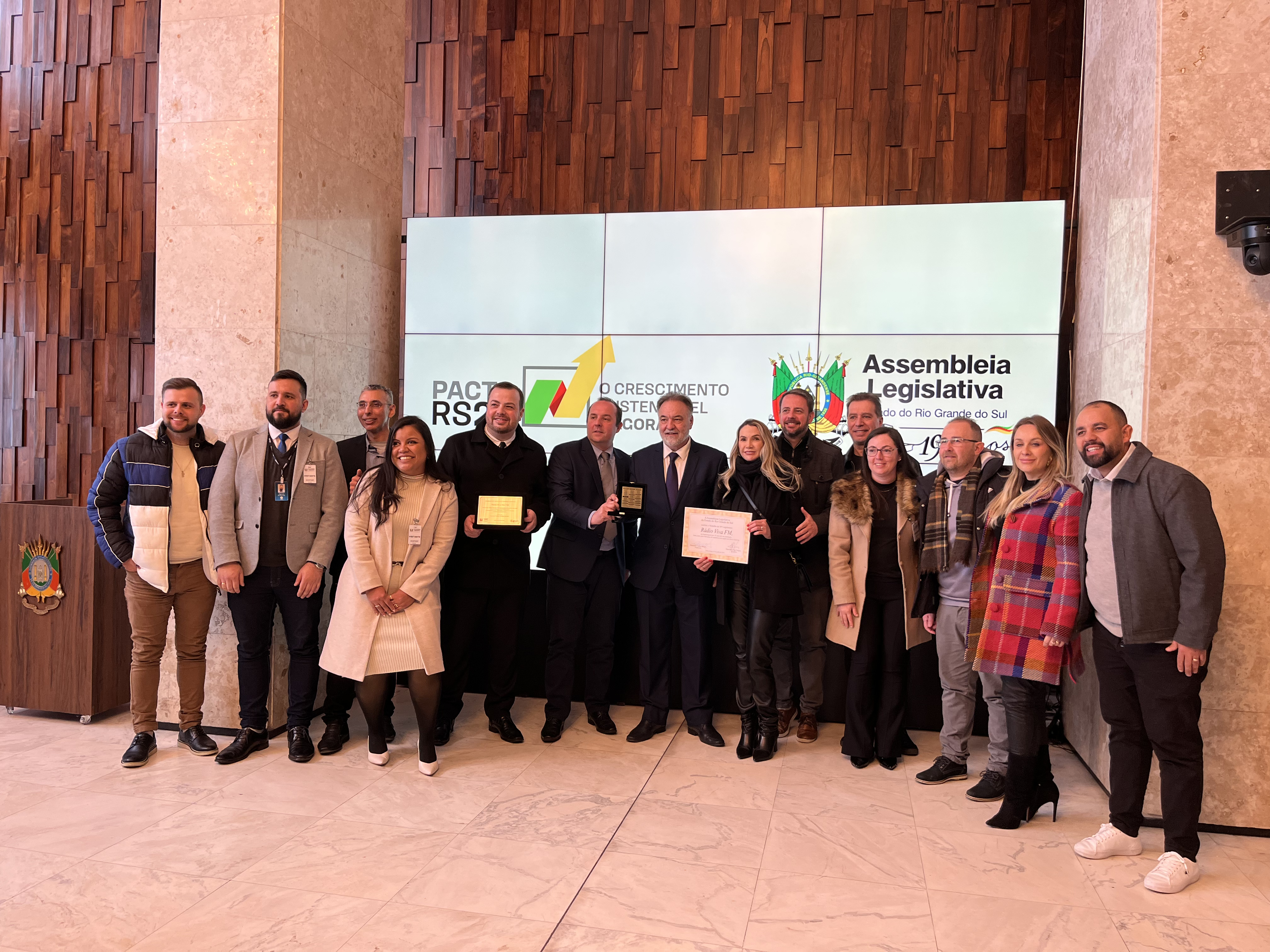 Rádio Viva recebe medalha pelos 35 anos na Assembleia Legislativa do RS. Foto: Mayara Osmainchi/Grupo RSCOM.
